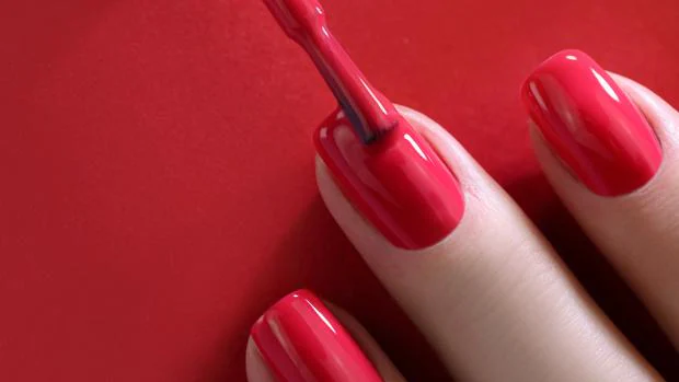 Lo que tienes que hacer para evitar mancharte los dedos al pintarte las uñas