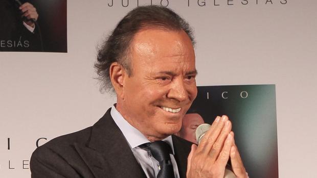 Julio Iglesias cumple 77 años recuperado de una lesión de tobillo y con ganas de cantar