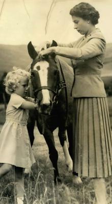 Una amiga de la infancia de Isabel II desvela el amor secreto de la Reina