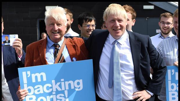 Pillan al padre de Boris Johnson sin mascarilla