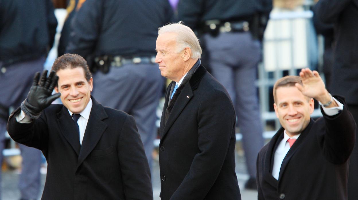 Joe Biden y sus hijos Hunter Biden y Beau Biden (fallecido en 2015), en el año 2009