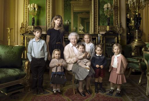 La Reina Isabe II durante su 90 cumpleaños, acompañada por algunos de sus nietos y bisnietos