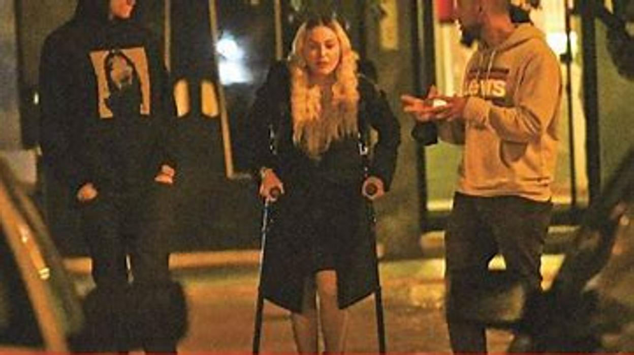 Madonna con muletas en la noche de Estoril el pasado fin de semana