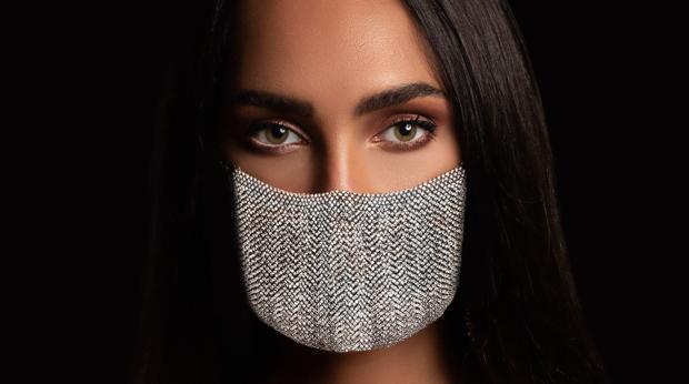 Una mascarilla de 212.000 euros, cuando la distinción es lo que importa