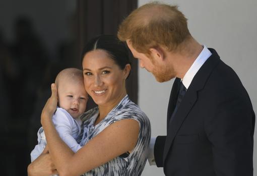 Harry y Meghan junto a su hijo Archie