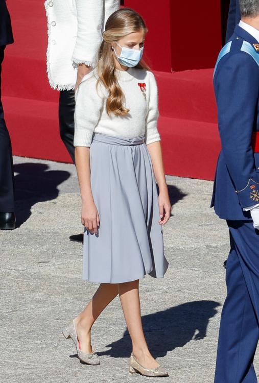 La Princesa Leonor, con falda con volumen y jersey blanco