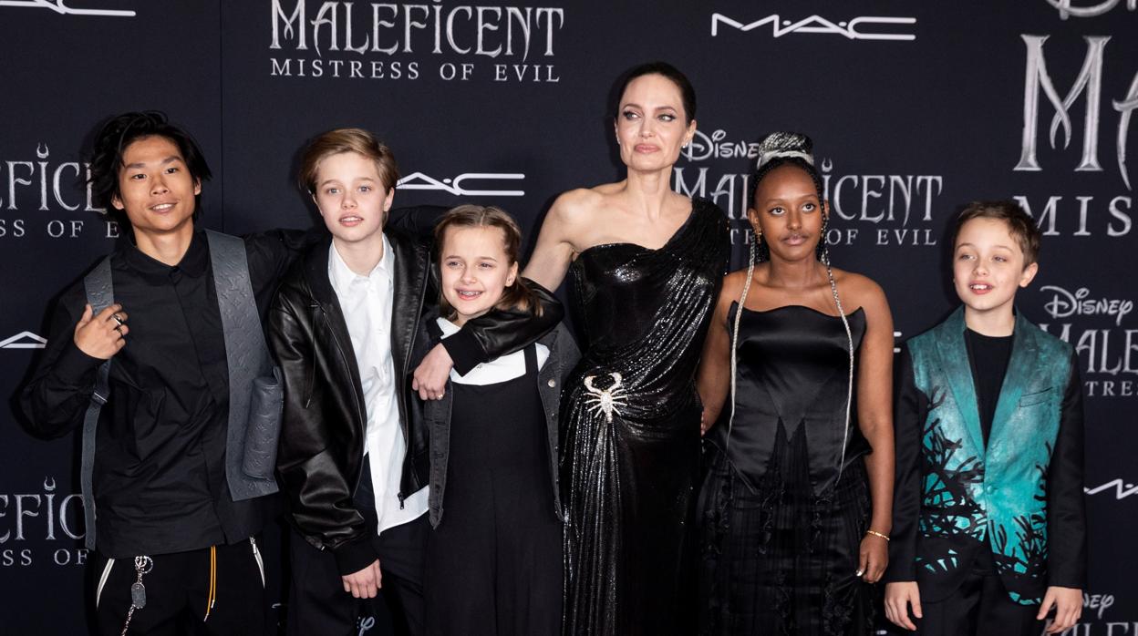 Angelina Jolie con sus hijos (falta Maddox). De izq. a der., Pax, Shiloh, Vivienne, Zahara y Knox