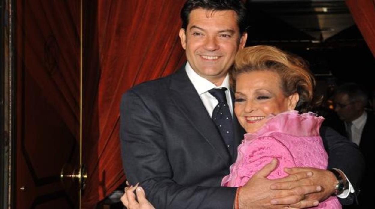 Carmen Sevilla, junto a su hijo, Augusto Algueró