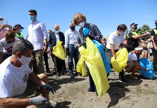 Recogida de basura en Málaga En septiembre, en el Día Internacional de la Limpieza de las Playas