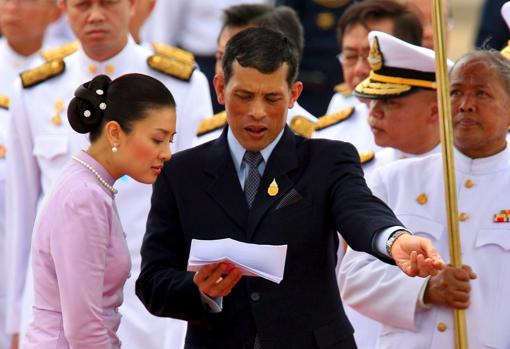 Maha Vajiralongkorn, junto a su exesposa Mom Srirasmi Mahidol Na Ayutthaya en el aeropuerto de Bangkok