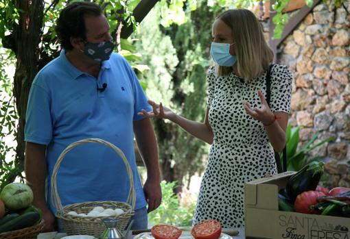 Ginés López, con la actriz Esmeralda Moya, en la Finca Santa Teresa, en Arganda del Rey