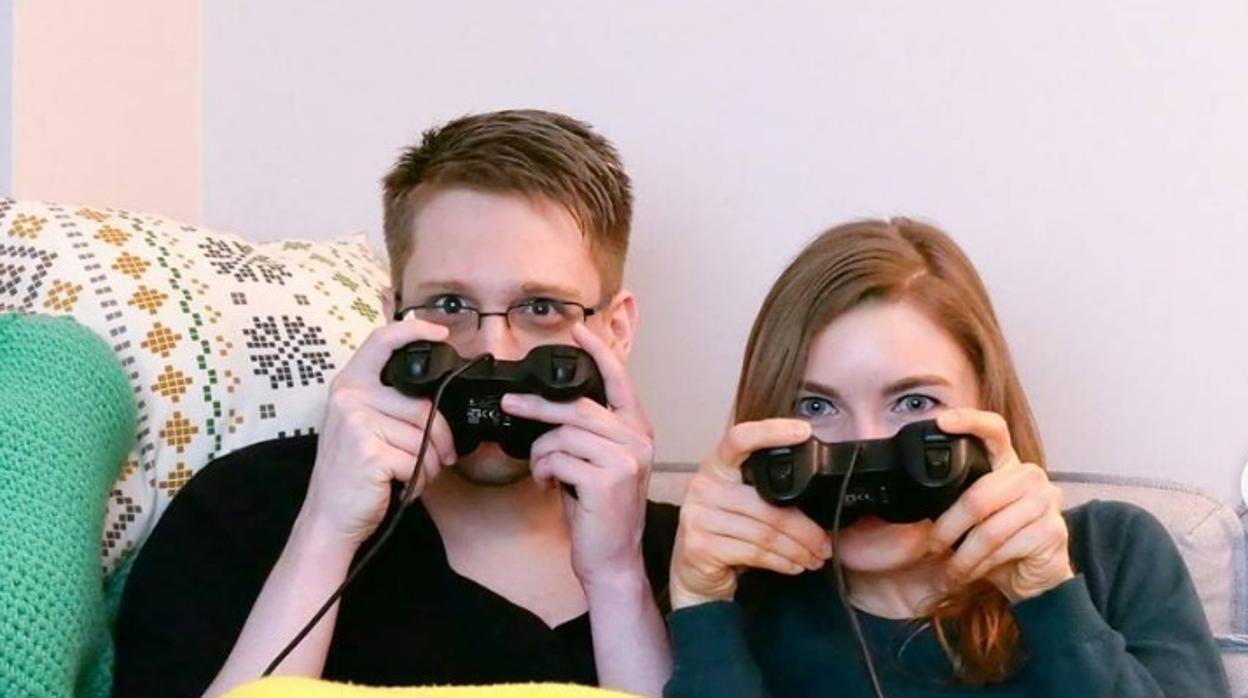 Edward Snowden y su mujer