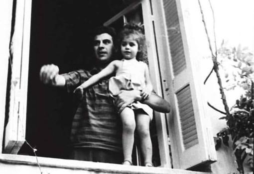 Mikis Theodorakis y su hija cuando esta era una cría