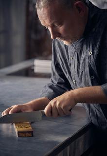 Albert Adrià, con el turrón de chocolate y patatas fritas Lay's Gourmet que ha creado para esta Navidad