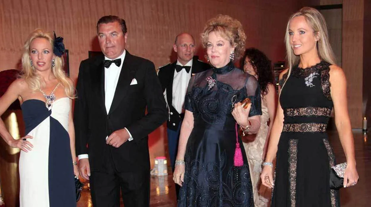 Camilla y Carlos de Borbón y Chevron-Villette; Edy Vessel y Christiana