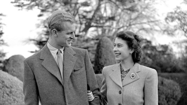 Isabel II y Felipe de Edimburgo, a través de las fotos que celebran siete décadas de matrimonio