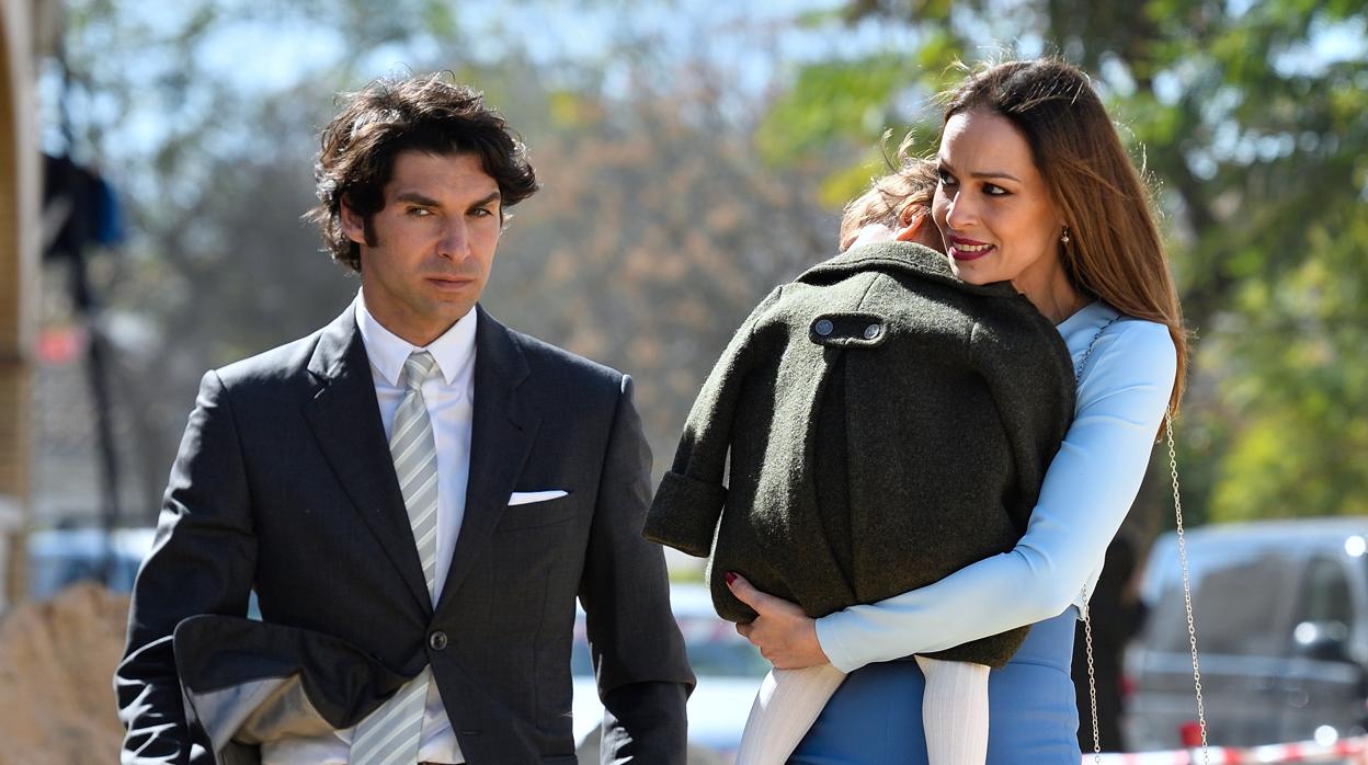 Cayetano y Eva junto a su hijo.