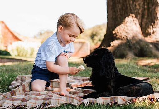 Jorge de Cambridge con Lupo en el jardín de Bucklebury Manor