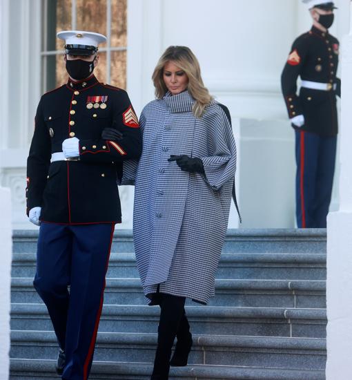 Una sonriente Melania Trump reaparece para recibir su última Navidad en la Casa Blanca 