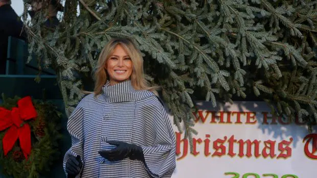 Una sonriente Melania Trump reaparece para recibir su última Navidad en la Casa Blanca 