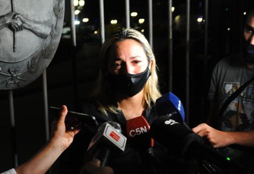 Rocío Oliva intentando entrar en el tanatorio