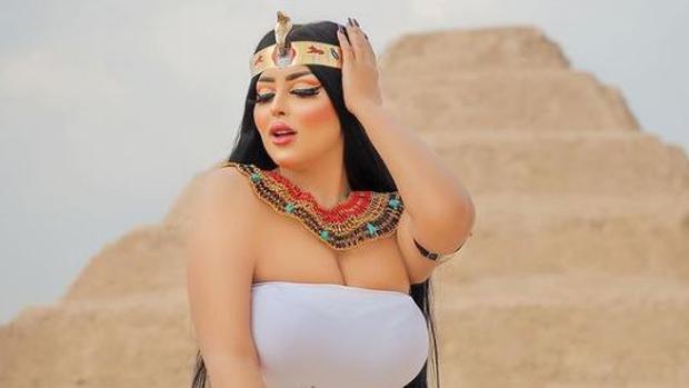 Una modelo egipcia, detenida por posar de forma sensual disfrazada de faraona frente a las pirámides