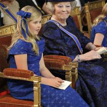 Princesa Amalia al lado de la reina madre y abuela, Beatriz, el día de la coronación de su padre, Guillermo de los Páises Bajos