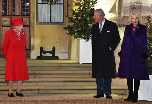 Isabel II junto al Príncipe Carlos y Camila