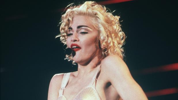 Madonna se tatúa por primera vez a sus 62 años