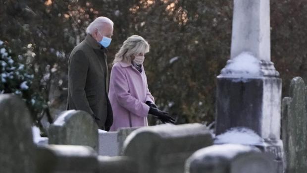 Joe Biden visita junto a su mujer las tumbas de su primera mujer y sus hijos