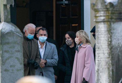 Biden junto a su mujer, su hija y el marido de ésta