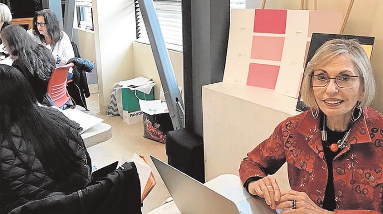 La norteamericana Leatrice Eiseman, en su despacho