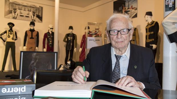 Muere el diseñador de moda Pierre Cardin