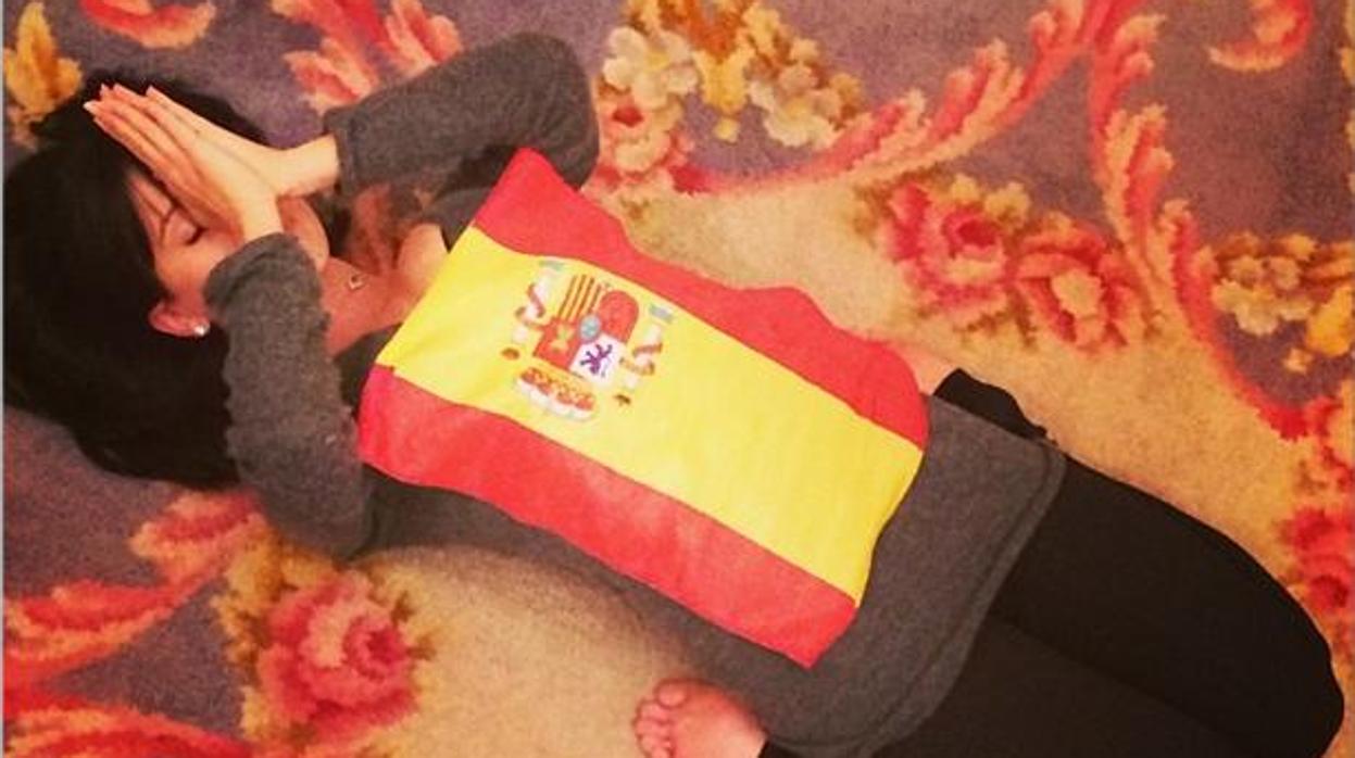 Hilaria Baldwin en una imagen de sus redes sociales sobre una alfombra del hotel Ritz de Madrid