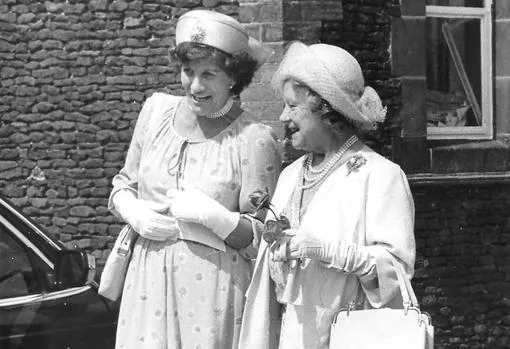 Lady mary Colman con su tía materna, la Reina Madre
