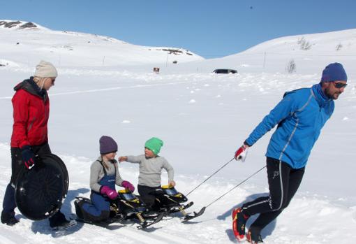 Los Príncipes herederos de Noruega junto a sus dos hijos