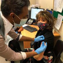 Joan Collins recibe la vacuna el pasado 10 de enero