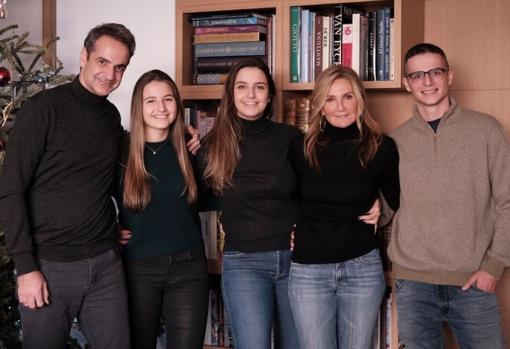 Kyriakos Mitsotakis, con su mujer y sus tre hijos