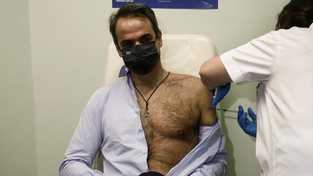 El primer ministro griego «lobezno y sexi» se vacuna