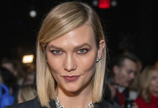 El rubio ceniza es uno de los más favorecedores y este año se lleva el tono mushroom, oscuro en la raíz y con las puntas más claras, como la top Karlie Kloss.