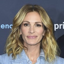 Julia Roberts lleva otro corte de pelo rejuvenecedor: melena por los hombros, con mechas rubias y ondas suaves.