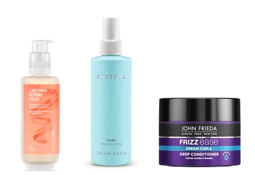 De izquierda a derecha: Crema para rizos Curl Vibes Defining Cream de Freshly Cosmetics (15 €); Spray para rizos Curl Reviving Spray de Cotril (25,55 €); y Mascarilla hidratación profunda Frizz Ease Dream Curls de John Frieda (9,10 €).