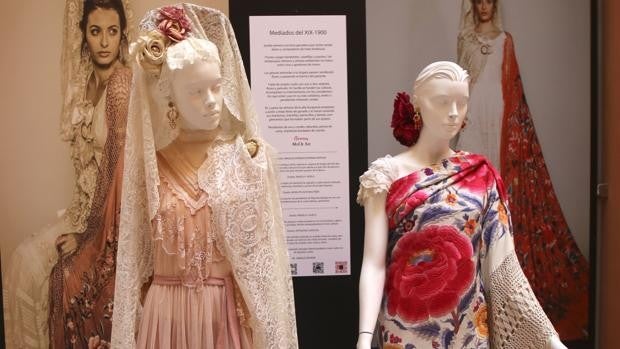 Un paseo por la exposición «La evolución del traje de flamenca»