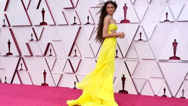 El vestido amarillo de Zendaya brilla en la alfombra roja de los Oscar
