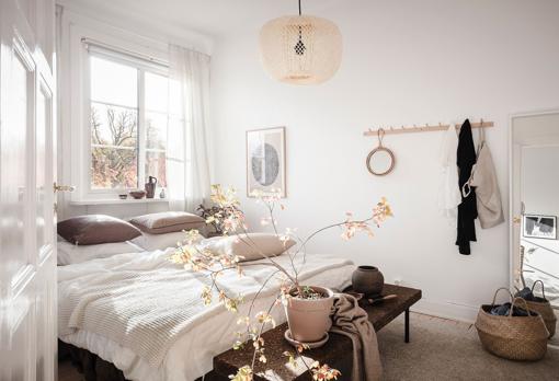 El blanco y el beis visten de arriba abajo este dormitorio, favoreciendo tanto la sensación de amplitud como la luminosidad o el relax