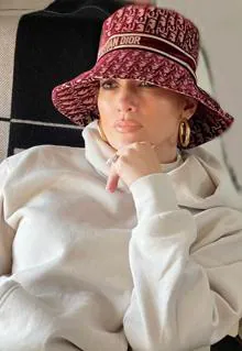 Jennifer Lopez con gorro de Dior