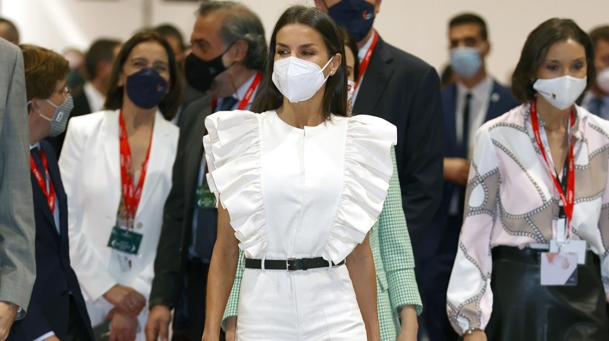 Este mono blanco con volantes de Primark baratísimo arrasa entre las  influencers en Instagram y copia el look más viral de la Reina Letizia