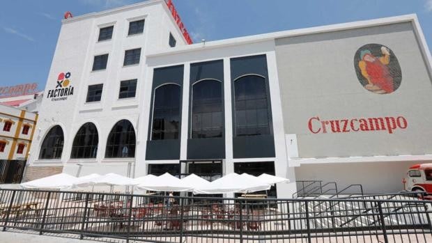 Factoría Cruzcampo: qué beber, comer y experimentar en el nuevo espacio