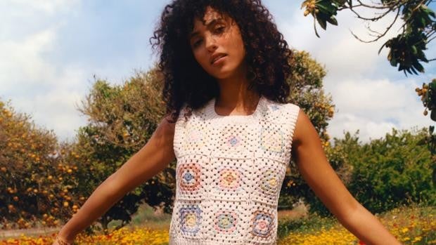 ¿Por qué hay prendas de crochet y ganchillo por todas partes?