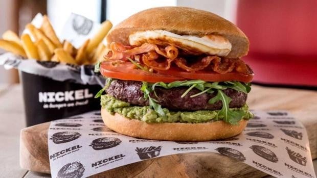 La hamburguesería sevillana Nickel da el salto a Granada